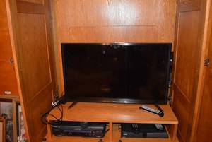 lot 116 image: Samsung 32 TV Model UN32M5300AF