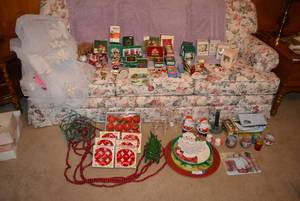 lot 123 image: Christmas Lot Ornaments, Dishes and Dcor