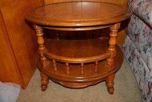 lot 128 image: Vintage Circle End Table with Railing on Bottom Shelf, 27 x 21 Tall