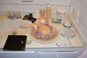 lot 149 image: Contents of Bathroom, See Pictures Vanity Chair, Decorations and More