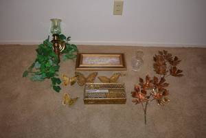 lot 155 image: Dcor Metal Leaf Sculpture, Metal Kleenex Box Holder, Wall Decorations