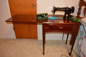 lot 176 image: Singer Sewing Machine Table Model AL862691 with Light, Knee Bar and Flip Top Bar