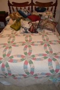 lot 179 image: Quilt and Pillows