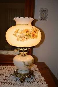 lot 182 image: Vintage Swag Milk Glass Lamp with Painted Daisies Design