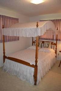 lot 4 image: Vintage Canopy Poster Bed and Matching Linens, 56W x 76 Tall x 83
