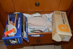 lot 91 image: Hamilton Beach Electric Knife, Proctor Silex Electric Knife and Kitchen Towels and Pot Holders