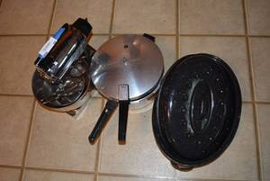 lot 90 image: Sunbeam Mixmaster, Presto Pressure Cooker, Roasting Pan