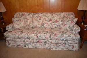 lot 129 image: FlexSteel Couch with Floral Pattern