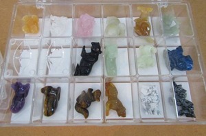 lot 11 image: 16 glass stone miniature animals in case