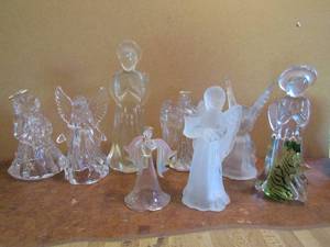 lot 30 image: 8 clear glass angels