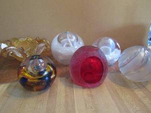 lot 41 image: Yellow glass bowl 3 oil burning lamps 30 glass balls red rock