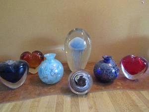 lot 42 image: 3 heart shaped oil burners, blue glass vase, GES97 glass ball octopus inside glass