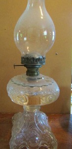 lot 49 image: Aladdin Glass kerosene lamp