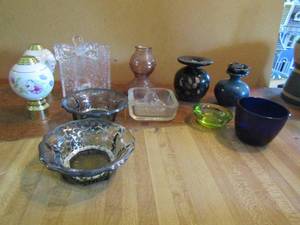 lot 54 image: 2 etched glass diffusers  glass block with bow  bed post toppers x 2