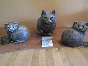 lot 56 image: 3 Pena Cats  1 is TEA light holder