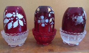 lot 63 image: 3 RED HAND PAINTED  Fenton Fairy Lights