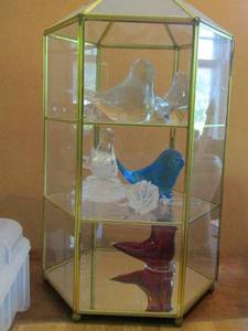 lot 77 image: Small 3 tier glass shelf with glass birds