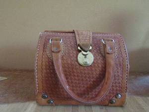 lot 82 image: Vintage leather womans purse
