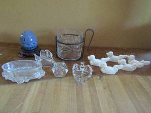 lot 86 image: Egg shape S&P 5 white dog dragons glass vase swan leaf