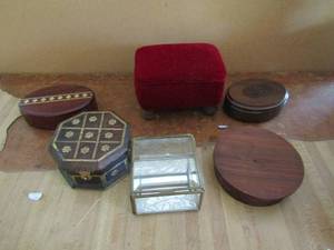 lot 101 image: Box lot of jewlery boxes all have lids