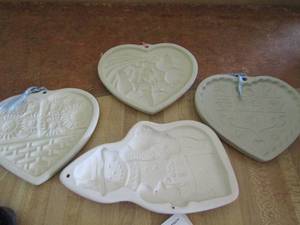 lot 115 image: Like new pottery cookie molds