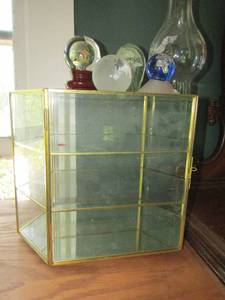 lot 125 image: Chinese glass ball on stand glass 3d jellyfish and 3 tier glass gold trim display case