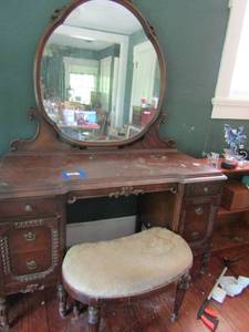 lot 128 image: Vintage Vanity with Oval framed Mirror has 6 drawers has wheels. 75x52x21