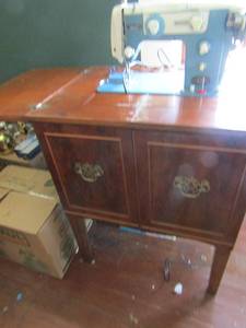 lot 127 image: Morse super zig zag sewing machine in table side fold out