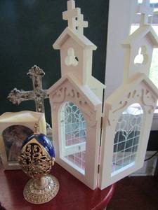 lot 164 image: Church glass etched crosses,  gold egg, 12 cross  fiber optic ornament