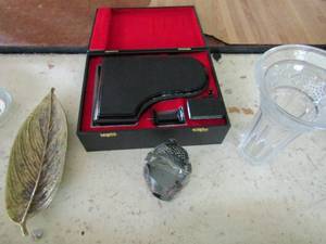 lot 171 image: Piano mini set in box gold feather dcor glass vase, metal burner
