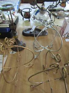 lot 181 image: Metal tree ornament holder, 3 plate holders that hold 2 plates each tea light candle holder