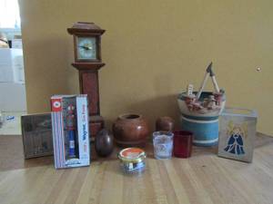 lot 187 image: Assorted home dcor like mantle clock and Wayne gas pump minitures