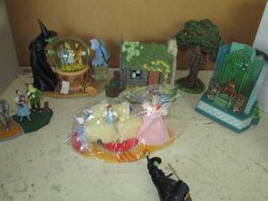 lot 196 image: Set of wizard of Oz glasses and music box