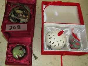 lot 208 image: Ornaments- Ne Qwa art glass x 2 and paper in red box