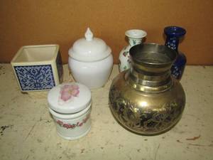 lot 253 image: Lot vases INCL JAPANESE PORCELAIN WARE & WALKER CHINA
