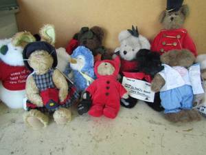 lot 267 image: 8-12 Boyds bears and animals