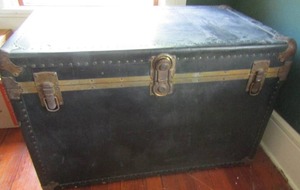 lot 3 image: VINTAGE TRUNK  W TRAY 40X 26X 23 BLUE
