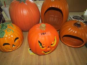 lot 285 image: 5 Jack o lanterns 1 glass the other plastic