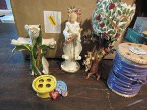 lot 299 image: Blue sky glass dcor buttons tree with singing bears spool of yarn