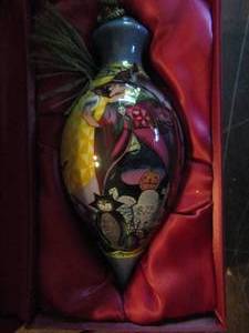 lot 318 image: JIM SHORE art ornament -