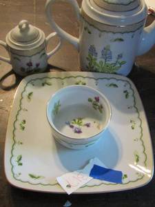 lot 317 image: Victoria garden set tea pot, sugar and chipdip plate