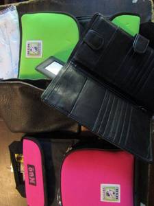 lot 327 image: 2 NEO ice pack drink bags and small hand bags