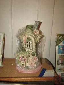 lot 335 image: Blue sky Rose cottage clay work