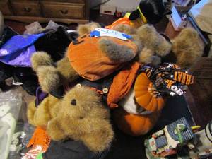 lot 364 image: Lot of Halloween stuffed animals