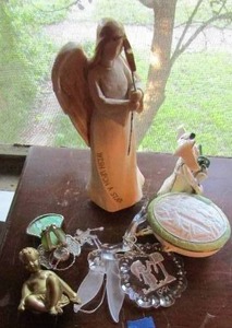 lot 367 image: Trinket box egg shape variety of angels in glass, ceramic and brass