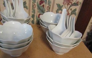 lot 369 image: White porcelain flower bowls x12 with spoons