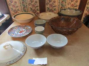 lot 374 image: 4 bowls including Winterling Bavaria and pressed glass 2 decorative plates 7 various bowls and a lid 14 pieces total