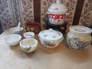 lot 382 image: Serving lot 3 bowls with lids, white with blue design china, stoneware bowl with metal trivet