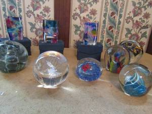 lot 388 image: 3 Dragon etched glass pieces and 6 glass globe dcor