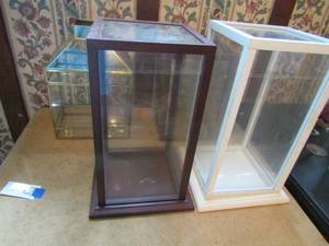 lot 392 image: Lot of 4 display cases- 14x9x6, 15x9x9, 15x9x9, 12 x8x8
